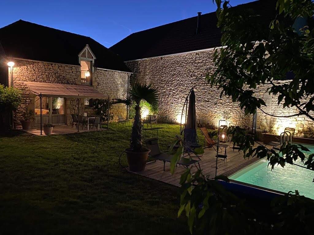 Piscine et maison de nuit